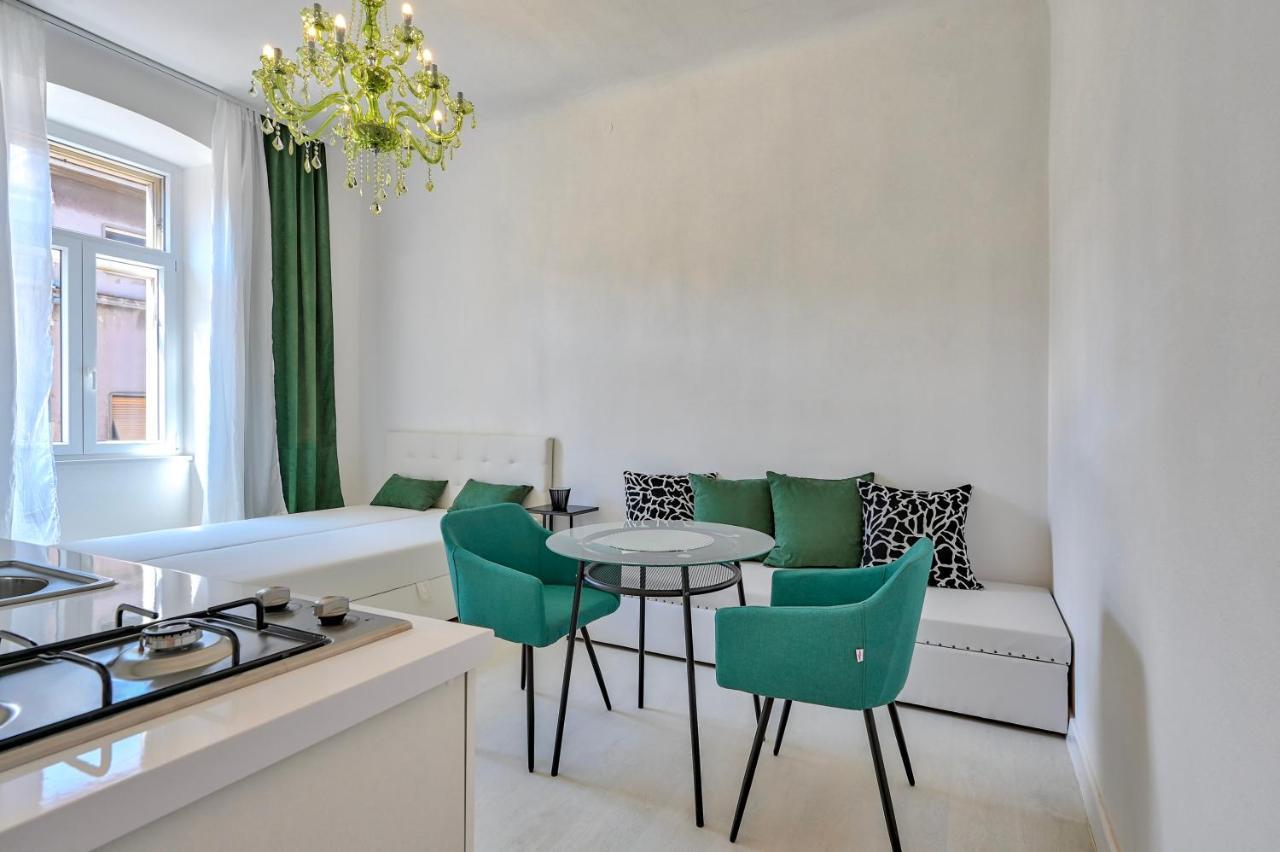 Collins Emerald Center Pula Dış mekan fotoğraf
