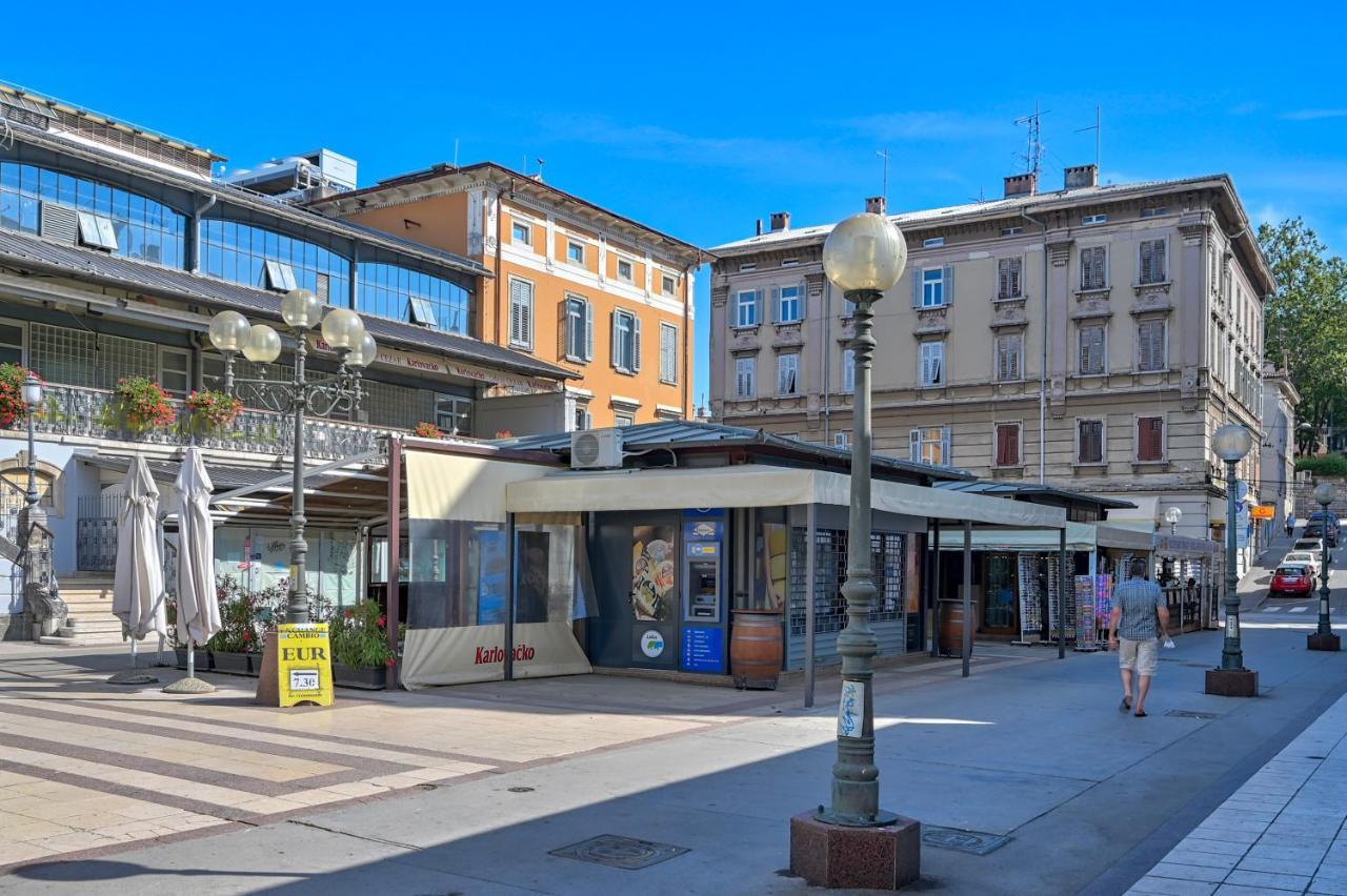 Collins Emerald Center Pula Dış mekan fotoğraf
