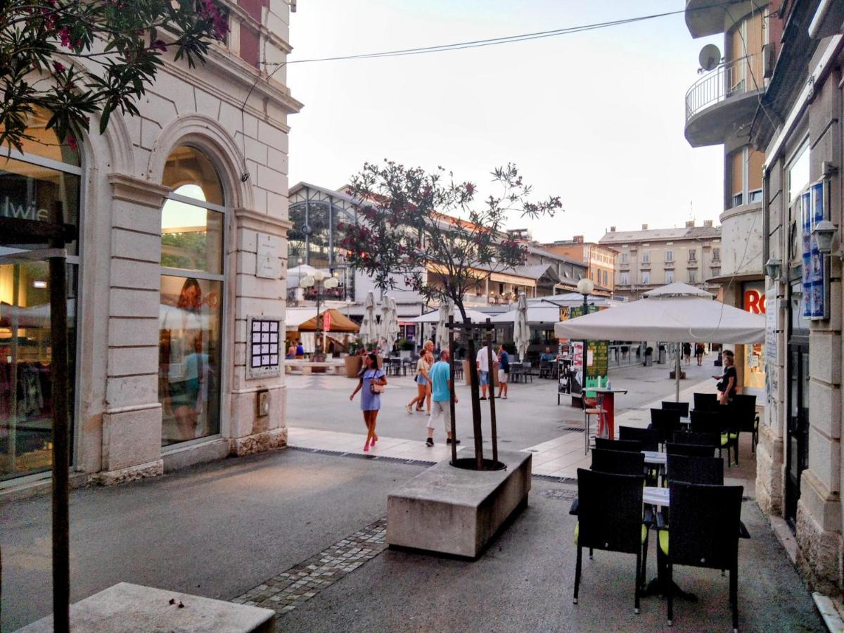 Collins Emerald Center Pula Dış mekan fotoğraf