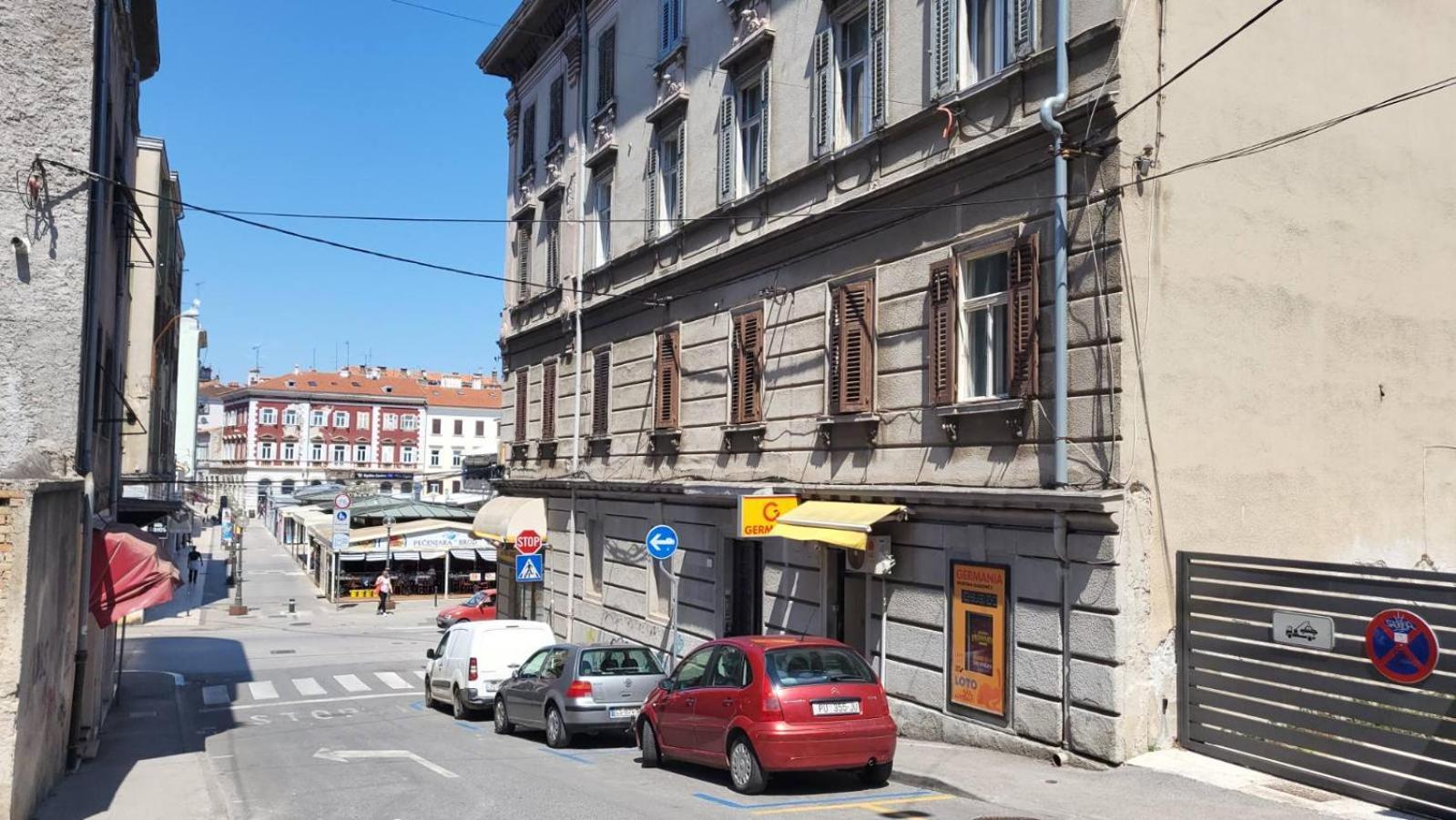 Collins Emerald Center Pula Dış mekan fotoğraf